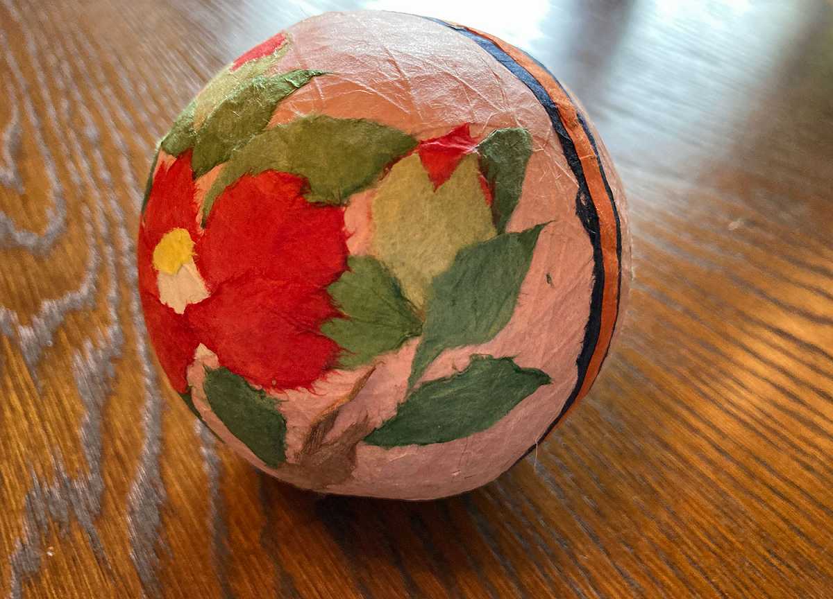 A Matsue washi temari ball making-experience using Izumo folkcraft paper